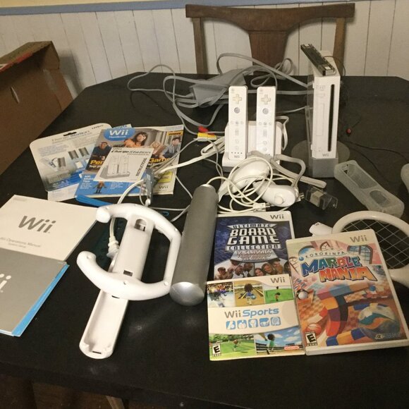 Nintendo Wii Console White Complete with controllers games  and much more - Picture 1 of 12